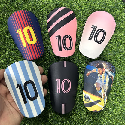 Maestro mini scheenbeschermers voor voetballers. Koop je mini scheenbeschermers in de aanbieding en voel je licht op het voetbalveld.Met printje van je favoriete voetbalclub.