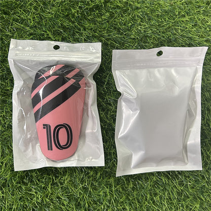 Maestro mini scheenbeschermers voor voetballers. Koop je mini scheenbeschermers in de aanbieding en voel je licht op het voetbalveld.Met printje van je favoriete voetbalclub.