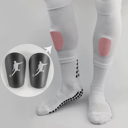 Maestro mini scheenbeschermers voor voetballers. Koop je mini scheenebschermers in de aanbieding en voel je licht op het voetbalveld. Met gripsokken.