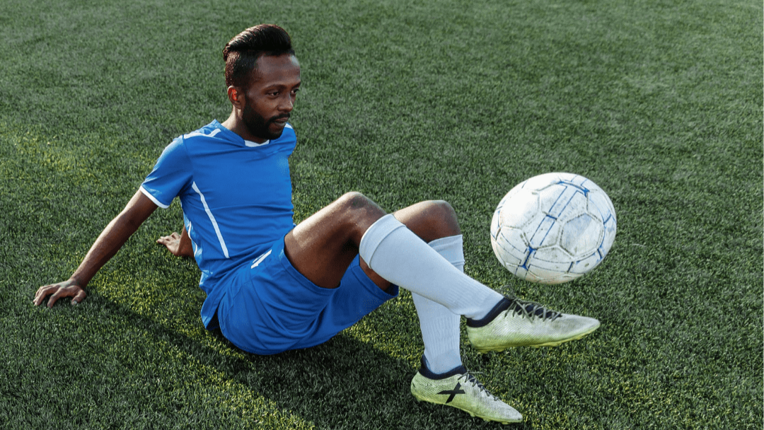 Voetballer met mini scheenbeschermern van Maestro Voetbal.