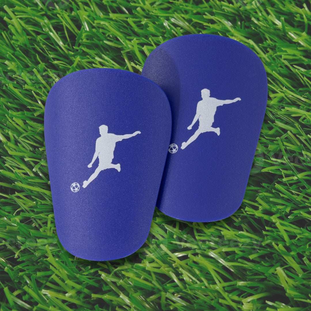 Maestro mini scheenbeschermers voor voetballers. Koop je mini scheenbeschermers in de aanbieding en voel je licht op het voetbalveld.